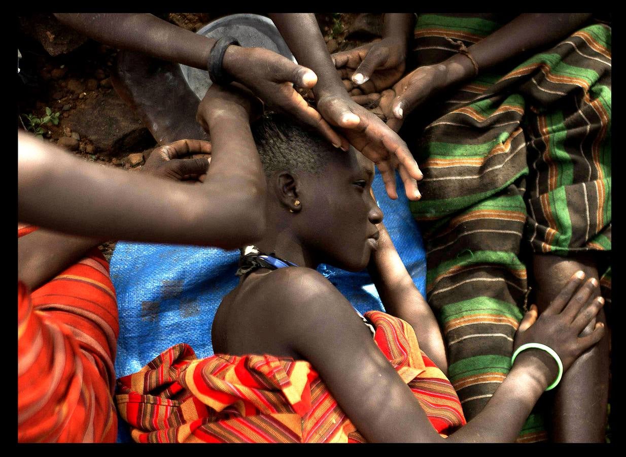 Una joven de Kenya de la tribu Pokot en el momento en el que su familia le vende para que se case con un hombre como parte de la tracidional ceremonia. En la tribu, las jóvenes son vendidas por sus padres por 20 cabras, tres camellos y 10 vacas. Muchas de las chicas no saben que han sido vendidas hasta que sus maridos vienen a por ellas.