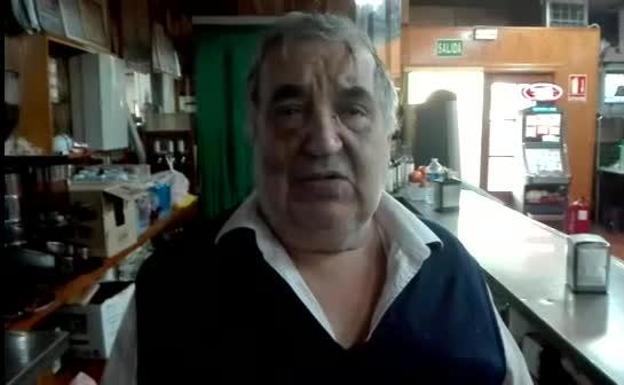 Ángel Torres Marín, ayer, apoyado en la barra del bar que regenta desde hace 24 años en Lorquí.