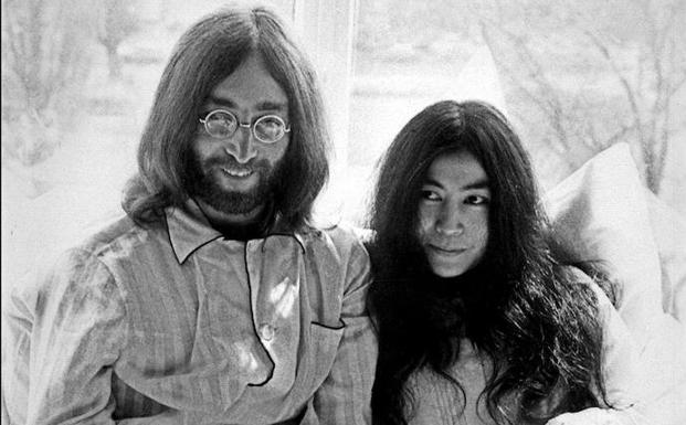 John Lennon y Yoko Ono.