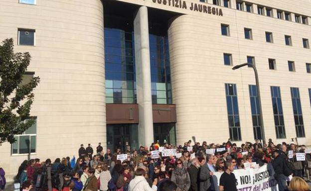 Manifestación en el exterior de la Audiencia de Navarra.