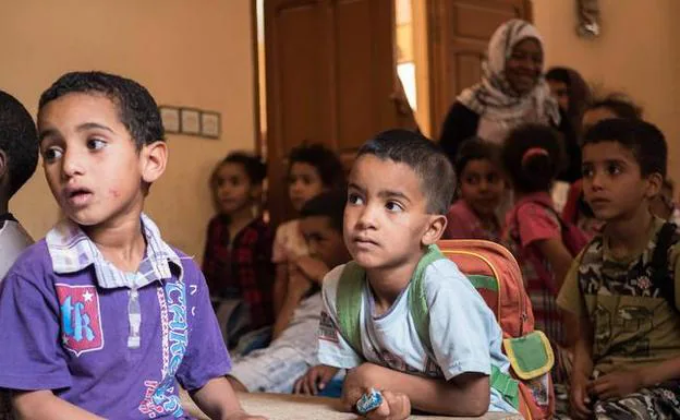 Los niños tienen que recorrer largas distancias para ir a clase. 