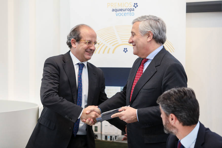 Acto de entrega de los Premios Aquí Europa-Vocento. Daniel Calleja y Crespo, director general de Medio Ambiente recibe el premio de manos de Antonio Tajani, presidente del Parlamento Europeo, en presencia de Luis Enriquez, consejero delegado de Vocento.