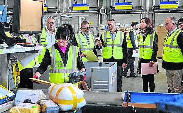 El delegado el Gobierno, Javier de Andrés, visitó ayer el centro de correos de Júndiz. 