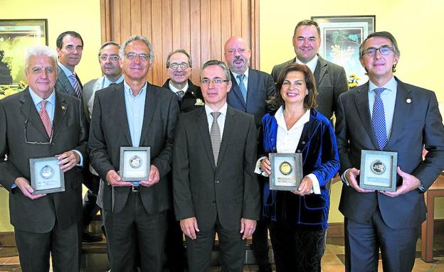 Abajo, de izquierda a derecha, los premiados, Félix María Goñi, Daniel Zulaika, Ana Gonzalez-Pinto y el presidente de Cinfa, Enrique Ordieres, junto al subdirector de EL CORREO, Óscar Villasante, en el centro. En la fila de arriba, Fermín Apezteguia, Juan Goiria, Ricardo Franco, Álvaro Ortega y Joseba Pineda.