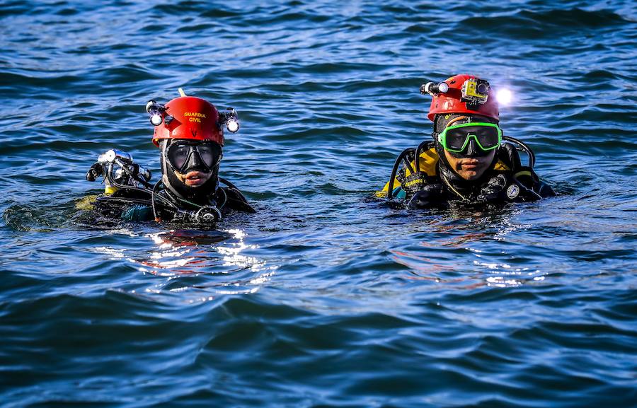 Los miembros del Grupo Especial de Actividades Subacuáticas de la Guardia Civil vigilan restos históricos en la costa vizcaína