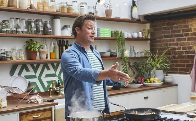 El famoso cocinero inglés Jamie Oliver, entre fogones.