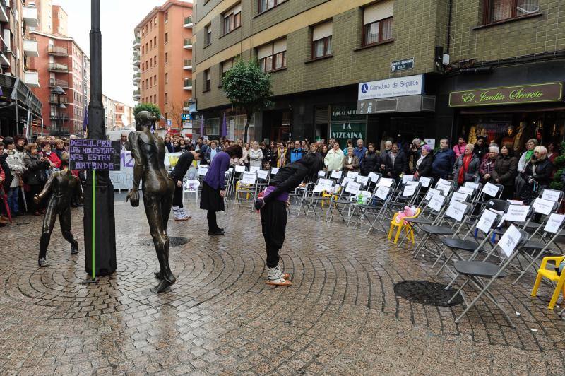 Decenas de personas participan en las concentraciones organizadas en Biizkaia contra las agresiones machistas