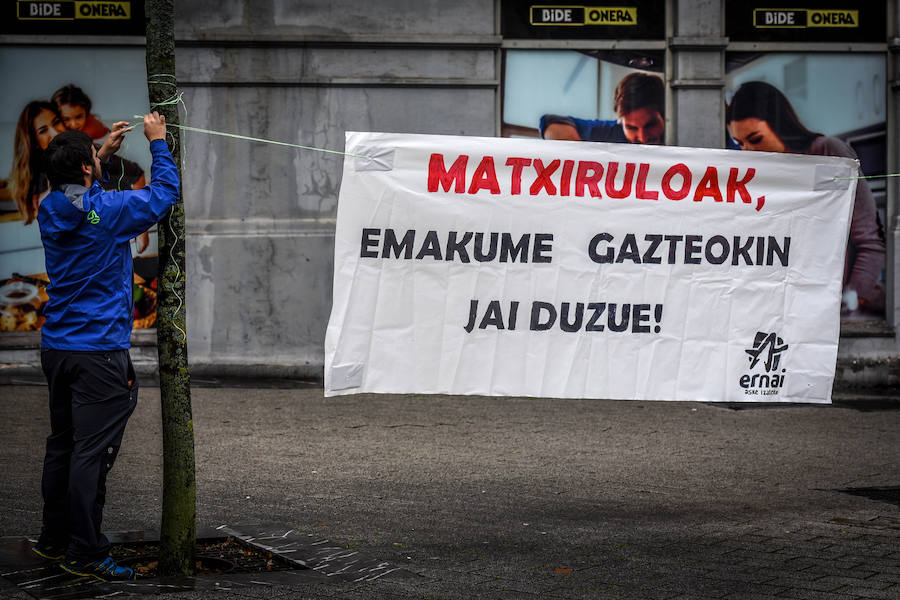 Decenas de personas participan en las concentraciones organizadas en Biizkaia contra las agresiones hacia las mujeres