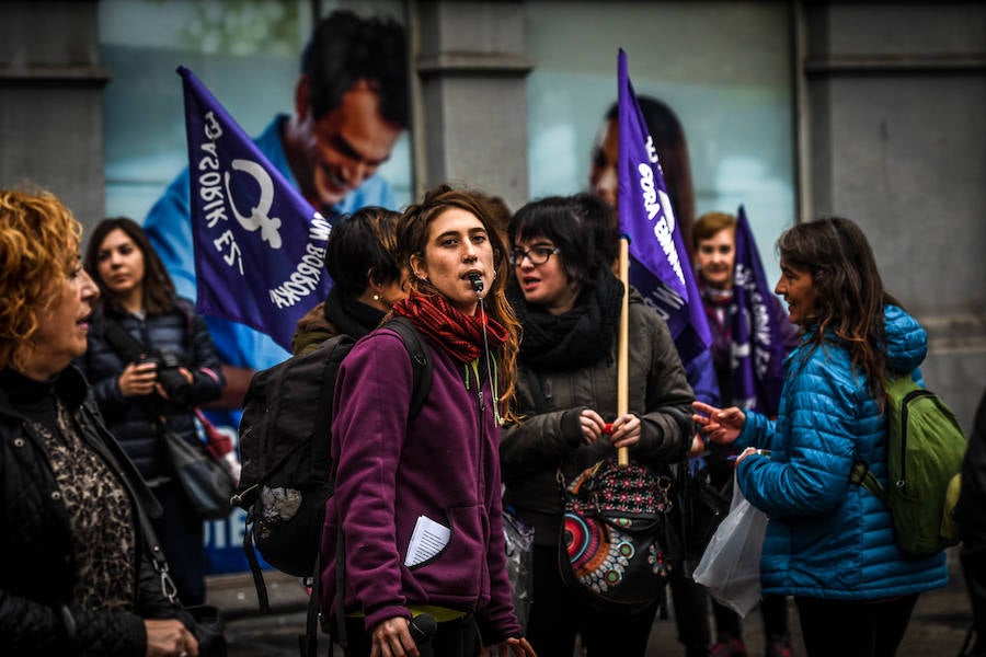 Decenas de personas participan en las concentraciones organizadas en Biizkaia contra las agresiones hacia las mujeres