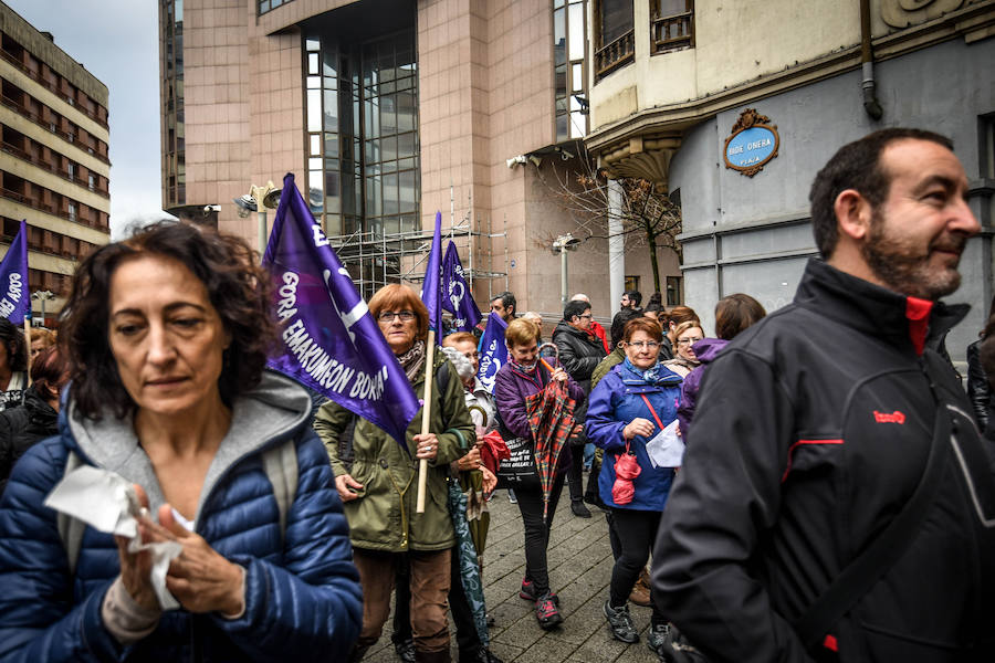 Decenas de personas participan en las concentraciones organizadas en Biizkaia contra las agresiones hacia las mujeres