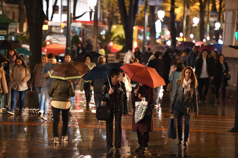 La lluvia no ha sido impedimento para que los bilbaínos aprovecharan los descuentos.