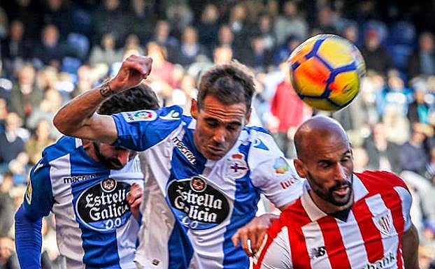 Partido entre el Deportivo y el Athletic de la Liga Santander 2017/2018.