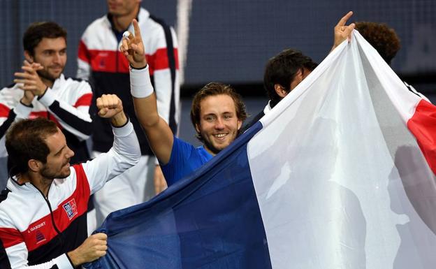 Lucas Pouille, con la bandera francesa.