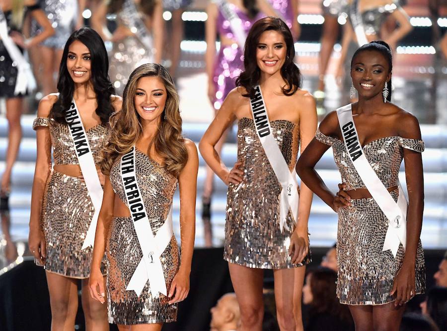 La modelo de 22 años vence a la colombiana Laura González y la jamaicana Davina Bennet en el certamen de  Miss Universo 2017 .