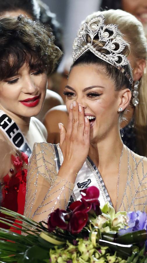 La modelo de 22 años vence a la colombiana Laura González y la jamaicana Davina Bennet en el certamen de  Miss Universo 2017 .