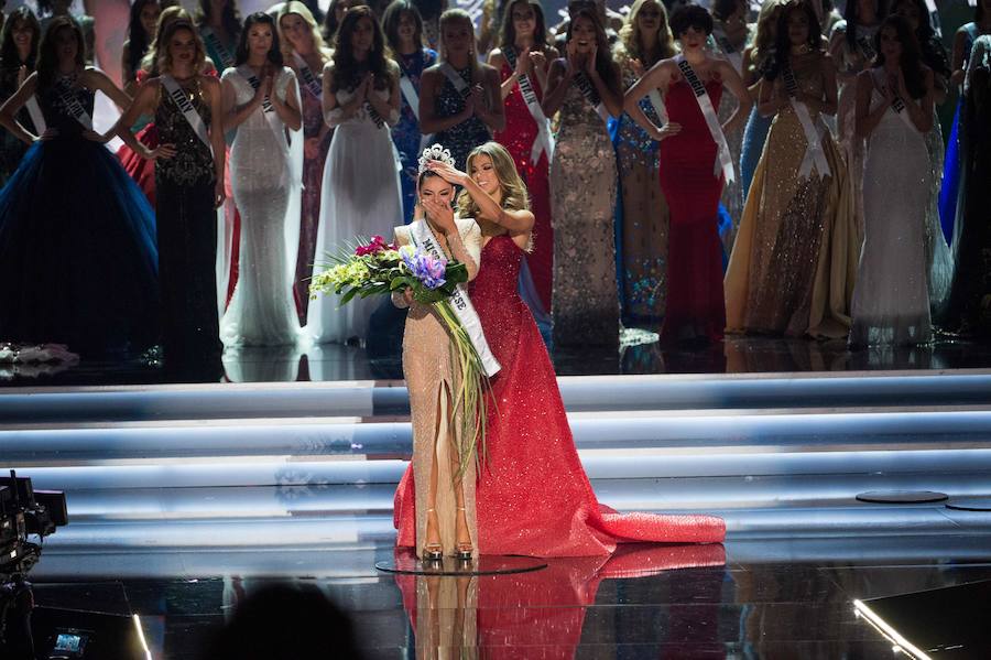 La modelo de 22 años vence a la colombiana Laura González y la jamaicana Davina Bennet en el certamen de  Miss Universo 2017 .