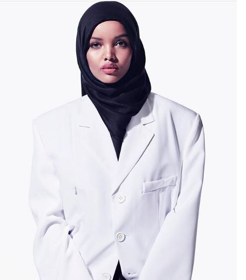 Halima Aden se ha convertido en la primera profesional de la pasarela musulmana que ha fichado por una agencia 'top'