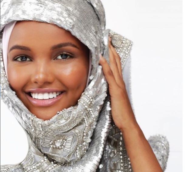 Halima Aden se ha convertido en la primera profesional de la pasarela musulmana que ha fichado por una agencia 'top'