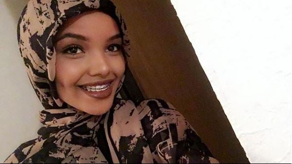 Halima Aden se ha convertido en la primera profesional de la pasarela musulmana que ha fichado por una agencia 'top'