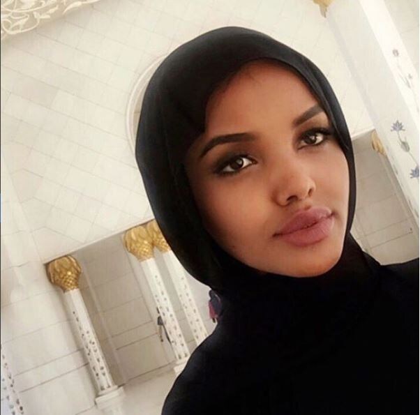 Halima Aden se ha convertido en la primera profesional de la pasarela musulmana que ha fichado por una agencia 'top'