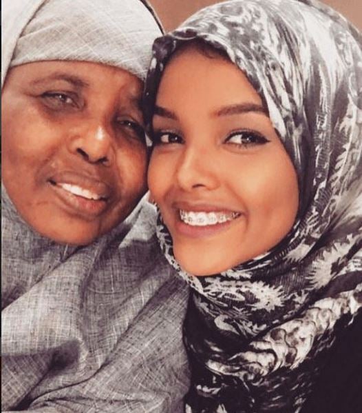 Halima Aden se ha convertido en la primera profesional de la pasarela musulmana que ha fichado por una agencia 'top'