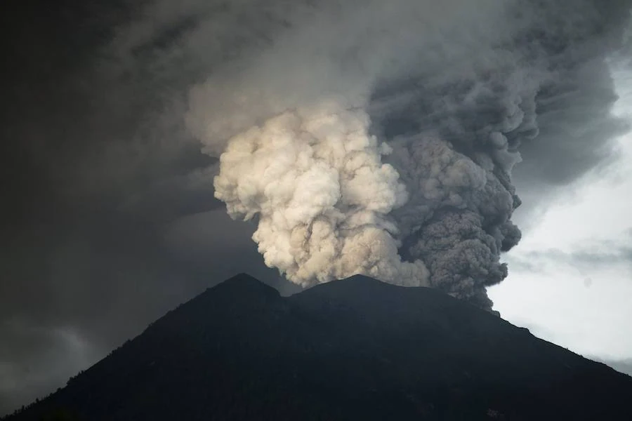 Las autoridades indonesias han cerrado el aeropuerto internacional Ngurah Rai ante el peligro de una mayor actividad