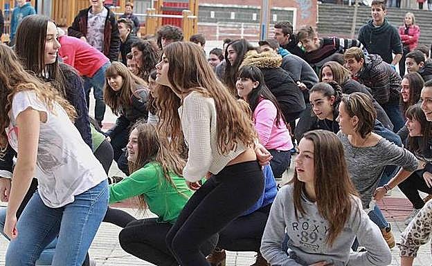 'Flashmob' celebrado hace dos años a favor del euskera por 150 escolares de Galdakao.