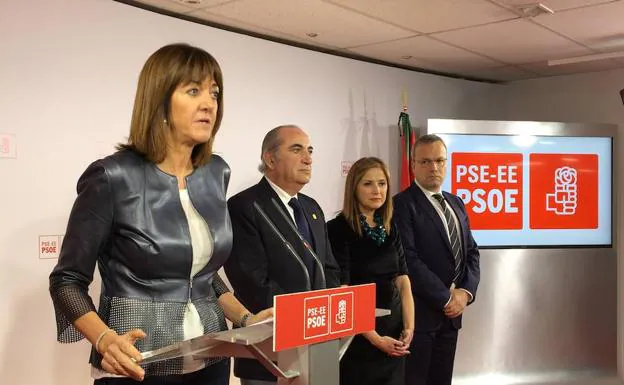 Mendia junto a los tres consejeros socialistas en el Ejecutivo autónomo: Iñaki Arriola, Alfredo Retortillo y María Jesús San José.