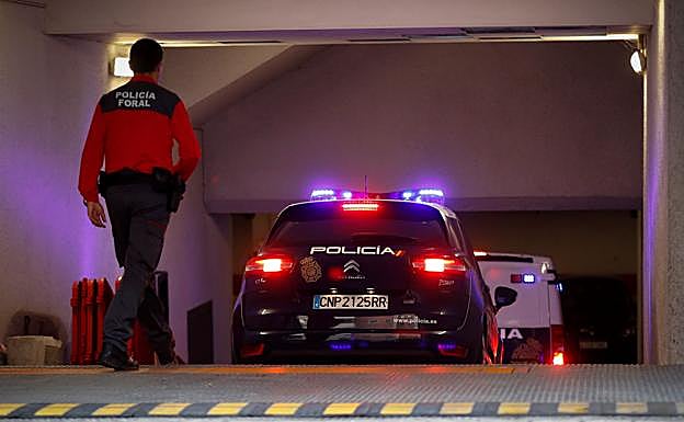 Los acusados hacen su entrada en coche al Palacio de Justicia de Navarra.