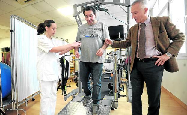 Juan Carlos Rosco participa en una sesión de rehabilitación, con José Ignacio Quemada en el centro Menni de Bilbao. 