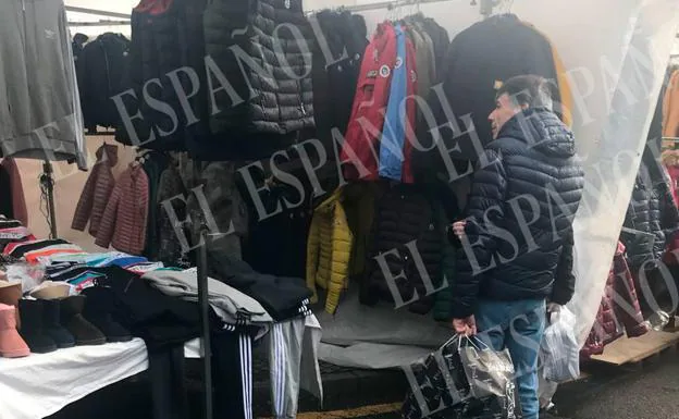 Ignacio González, en uno de los puestos de ropa del mercadillo de Santoña este sábado. /