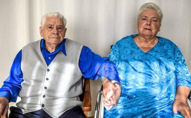 Severino toma la mano de su esposa, Valentina.