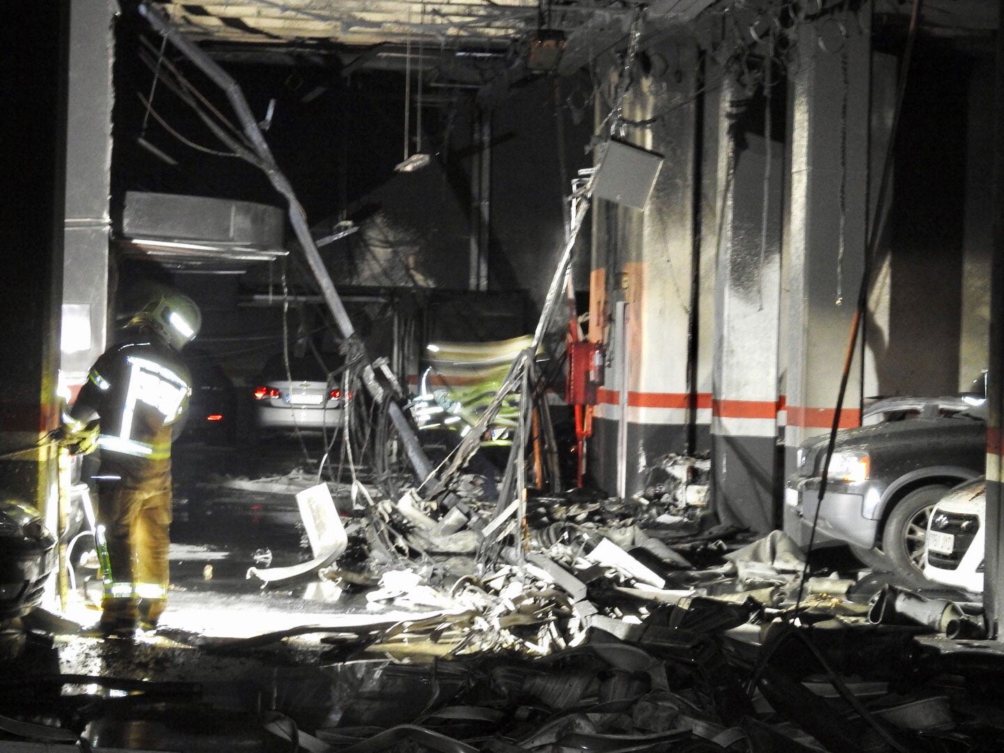 Los vecinos de los números 10 y 12 de la calle Askatasuna de Miribilla han pasado la noche en vela, a causa de  un incendio desatado a las dos de la madrugada  en un garaje situado entre los dos portales.