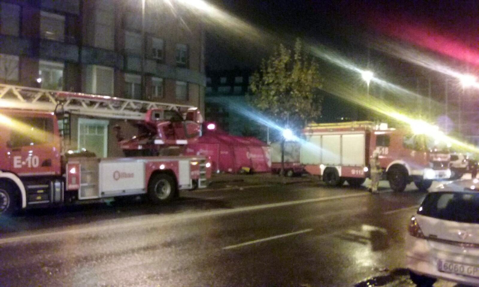 Los vecinos de los números 10 y 12 de la calle Askatasuna de Miribilla han pasado la noche en vela, a causa de  un incendio desatado a las dos de la madrugada  en un garaje situado entre los dos portales.