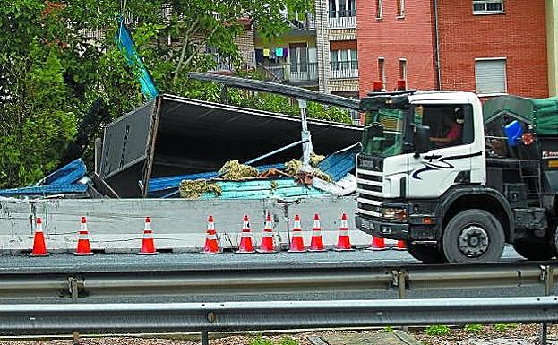 El camión implicado en el accidente se salió de la calzada tras el siniestro. 