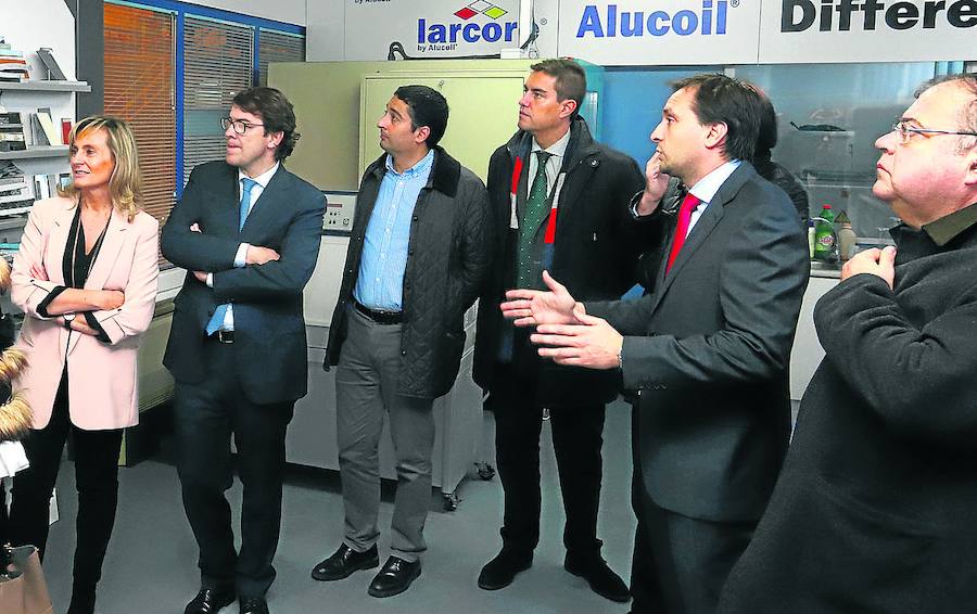 Fernández Mañueco y miembros de la formación en la visita a Alucoil.