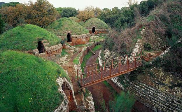 Túmulos circulares en la necrópolis, que se puede recorrer a través de pasos habilitados o de los antiguos senderos.