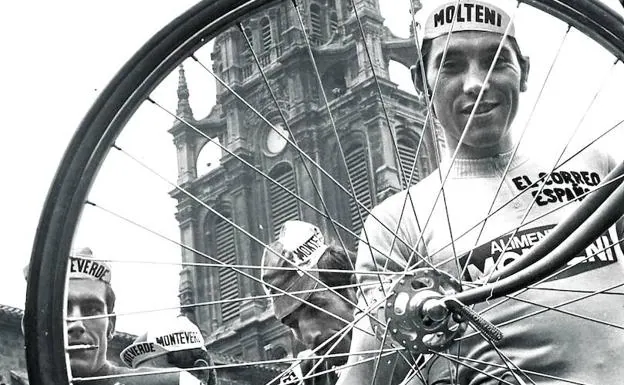 Merckx, vestido de líder de la Vuelta a España 1973, con la Basílica de Begoña al fondo