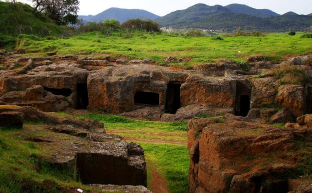 Imagen principal - El cementerio acoge tumbas excavadas en la roca volcánica. Abajo a la izquierda, la Rocca, como se conoce al castillo, domina la ciudad. Abajo a la derecha, un rincón de Cerveteri.