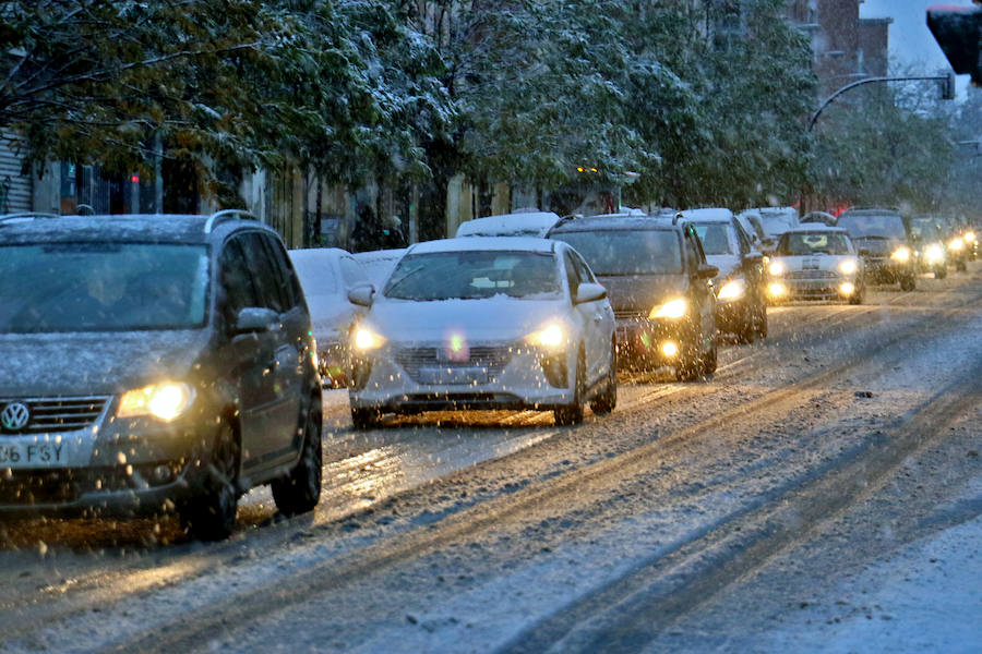 Las previsiones se han cumplido y un manto blanco va tomando todo Álava. 