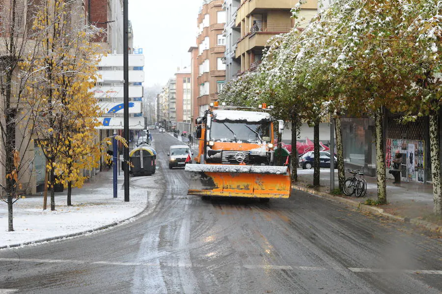 Las previsiones se han cumplido y un manto blanco va tomando todo Álava. 