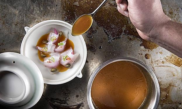 Álvaro Garrido, chef del Mina bilbaíno, conserva la ilusión de un principiante. En la foto su impresionante begihaundi a modo de risotto.