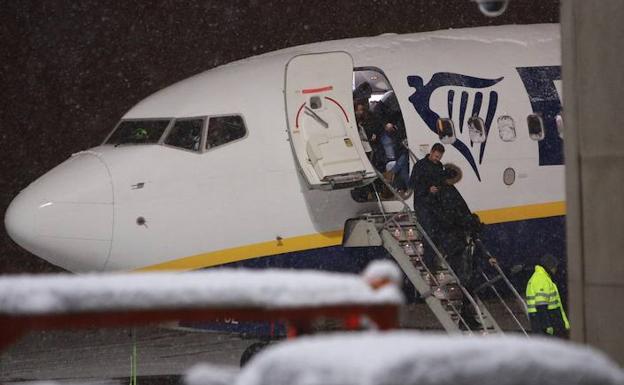 El avión de Ryanair permanece en la pista de Foronda. 