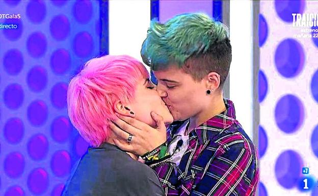 Marina, que se define como bisexual, y Bastian, su pareja transexual, se dan el beso del que más se ha hablado esta semana y no solo en 'OT'. 