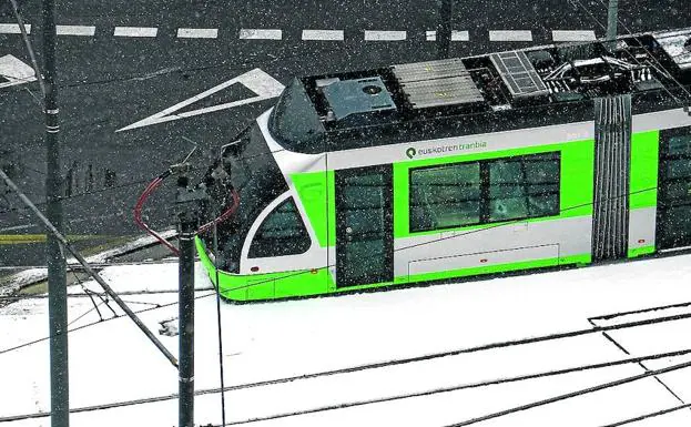 Un tranvía circula ayer bajo la nieve en Vitoria. 