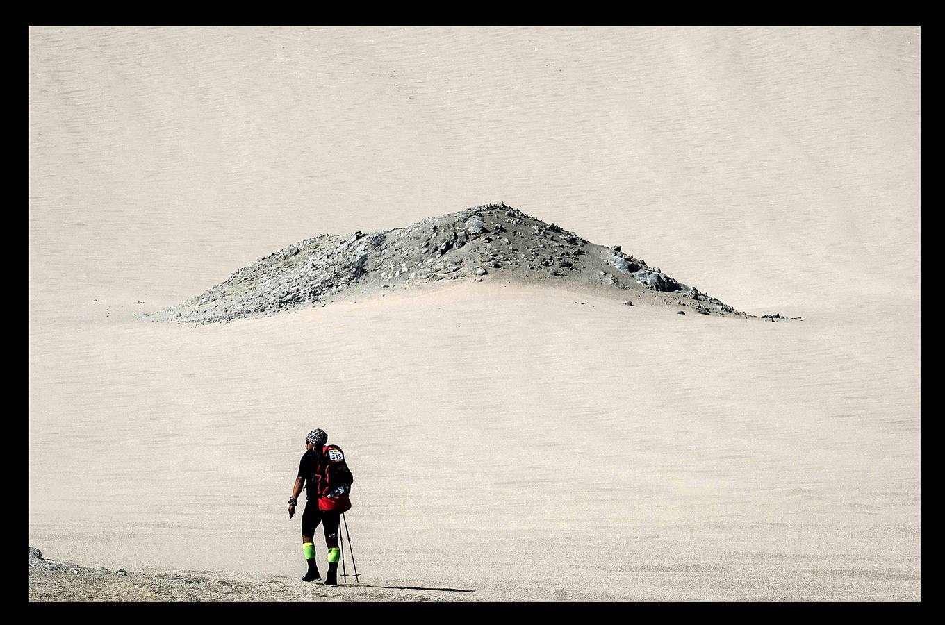 Los competidores del la carrera «más peligrosa del mundo» tienen que lidiar con el clima desértico, tormentas de arena y desniveles de hasta 300 metros. Los atletas recorren 250 km entre las dunas de Nazca y Paracas en seis etapas, del 28 de noviembre al 4 de diciembre.