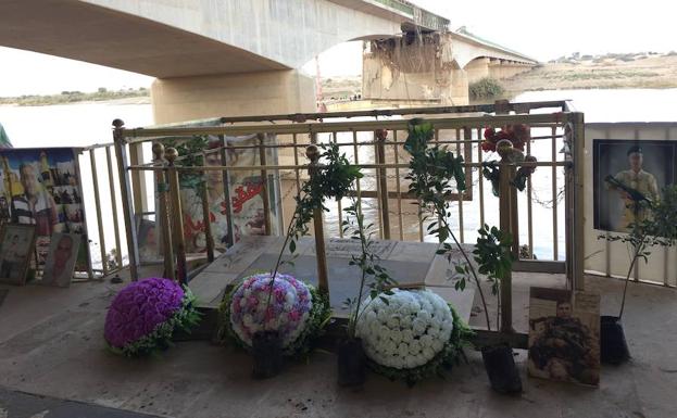 Coronas y ramos de flores a orillas del río Tigris en memoria de los jóvenes ejecutados por las fuerzas del EI.