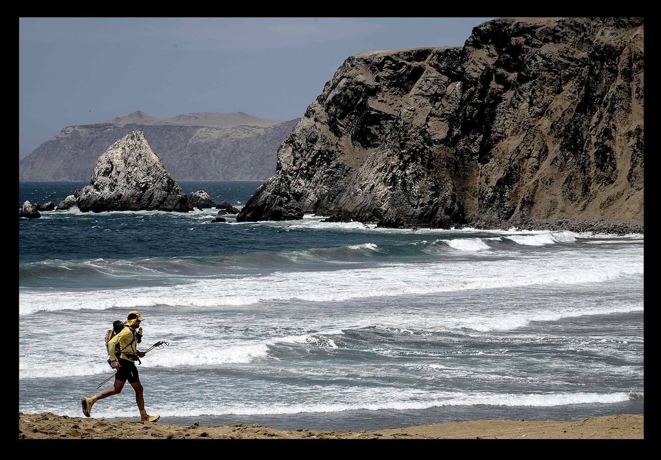 Los competidores del la carrera «más peligrosa del mundo» que se celebra en Perú tienen que lidiar con el clima desértico, tormentas de arena y desniveles de hasta 300 metros. Los atletas recorren 250 km entre las dunas de Nazca y Paracas en seis etapas, del 28 de noviembre al 4 de diciembre.