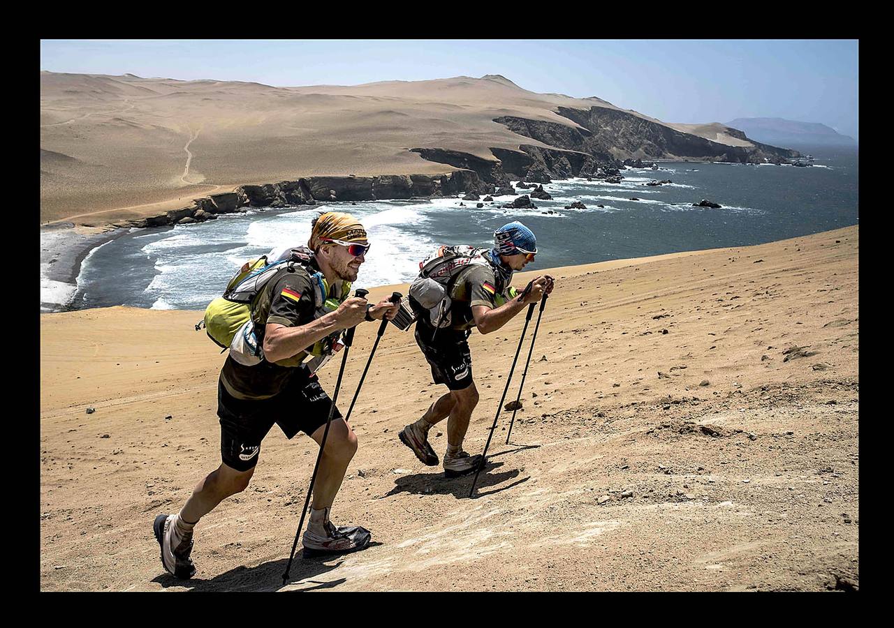 Los competidores del la carrera «más peligrosa del mundo» que se celebra en Perú tienen que lidiar con el clima desértico, tormentas de arena y desniveles de hasta 300 metros. Los atletas recorren 250 km entre las dunas de Nazca y Paracas en seis etapas, del 28 de noviembre al 4 de diciembre.