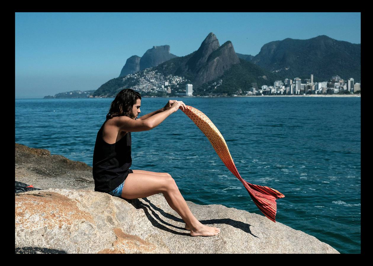 A Davi de Oliveira Moeira, le encantan las sirenas. Tiene 22 años y es conocido en las playas de su país como 'Sereio', sireno en portugués. Este muchacho de 22 años, al que vemos feliz en Arpoador Rock, Ipanema, es uno más en el creciente número de aficionados a nadar vestidos de sirena en las playas cariocas.